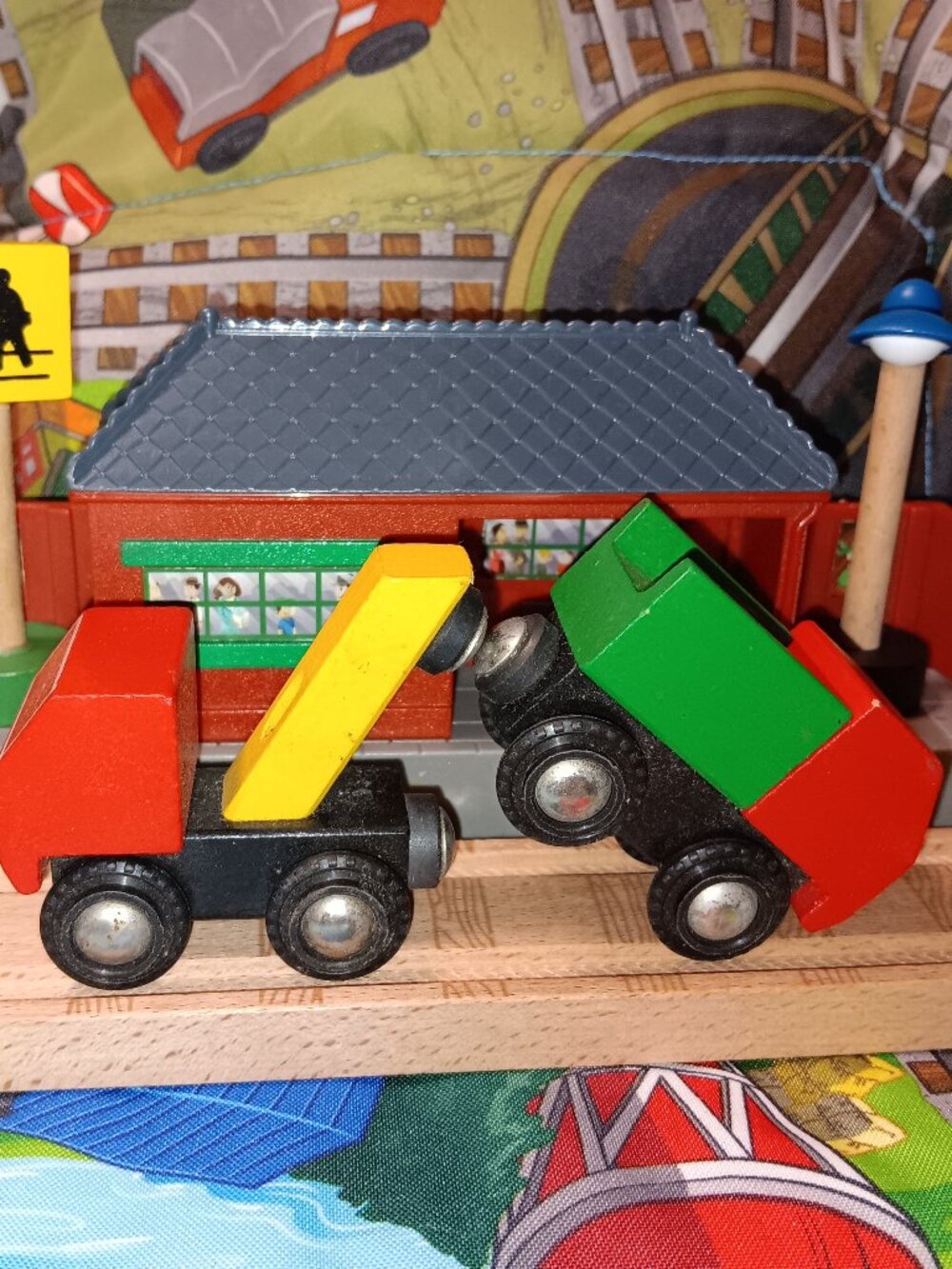 Brio Wooden Railway Train Track Breakdown Lorry Tow Dump Truck